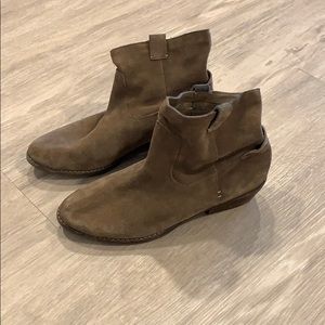 🖤 Dolce Vita Suede Ankle Booties 🖤